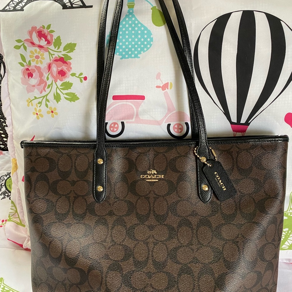 Coach Tote in Signature Canvas